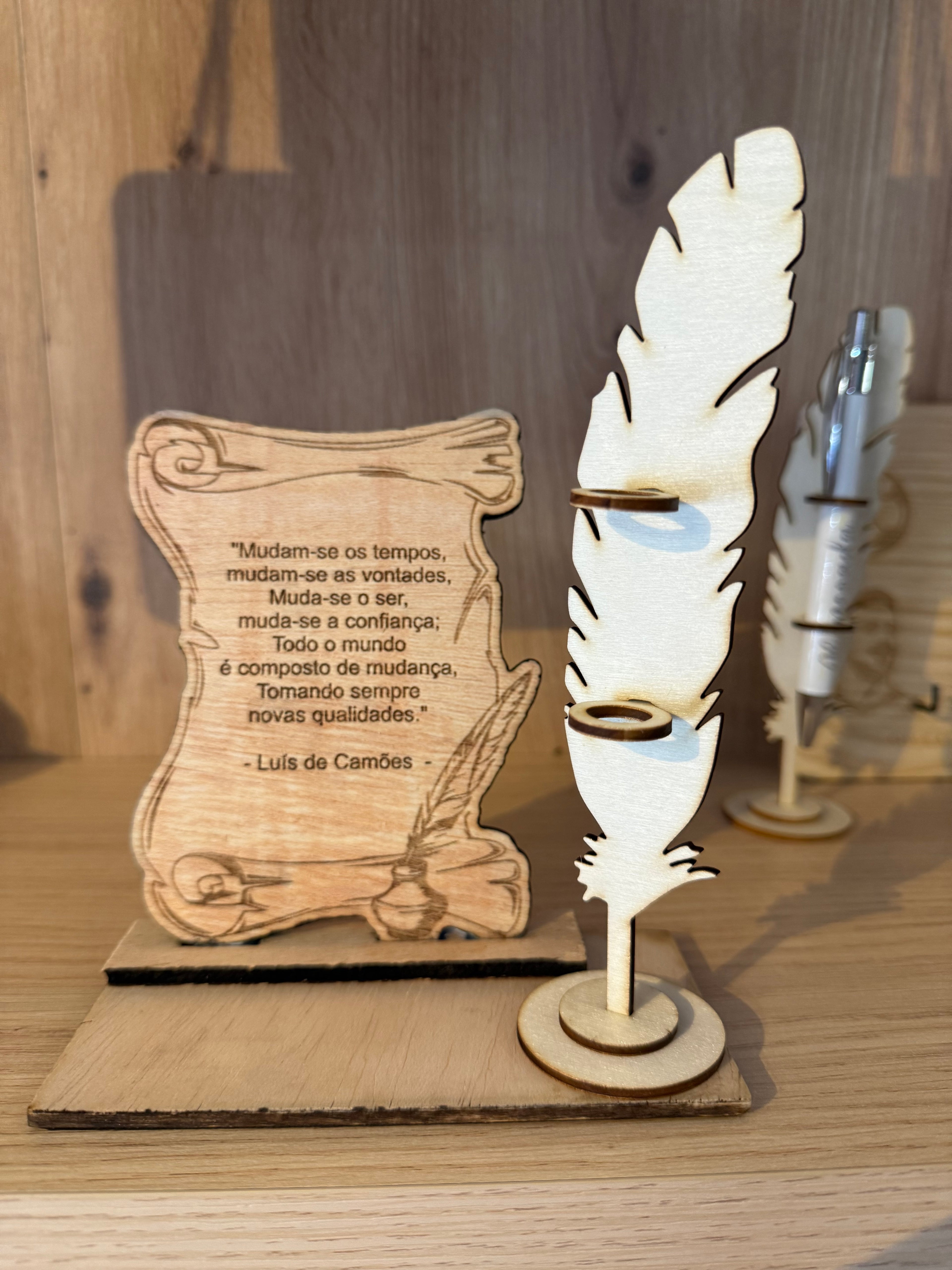 Pergaminho com Pena — Suporte de Caneta Personalizado a Laser