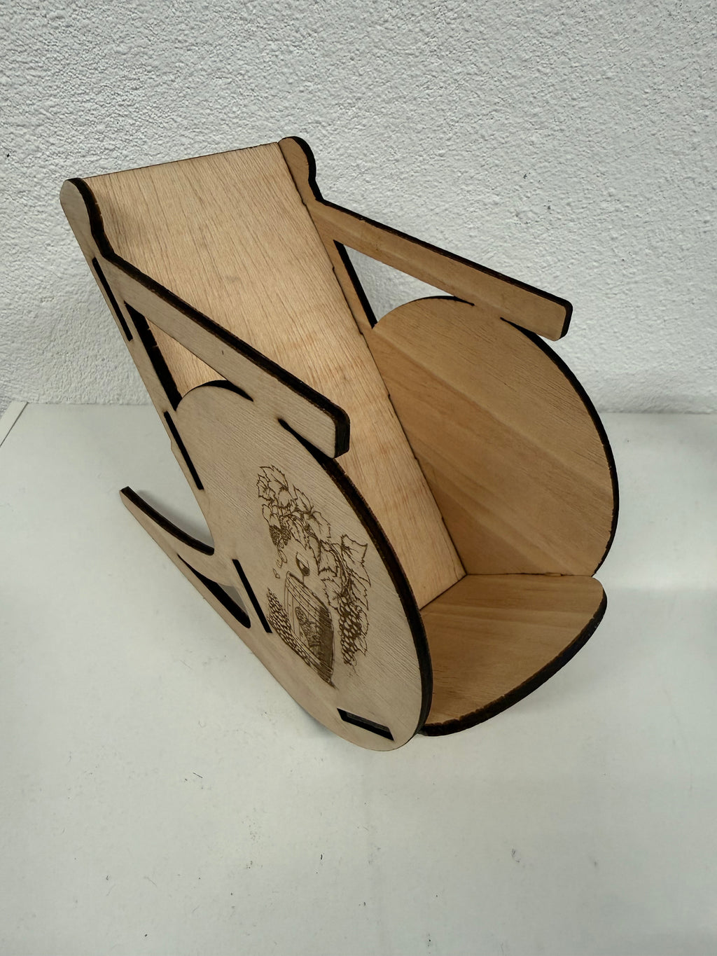 Suporte para Garrafa de Vinho em Cadeira — corte e Personalização a Laser