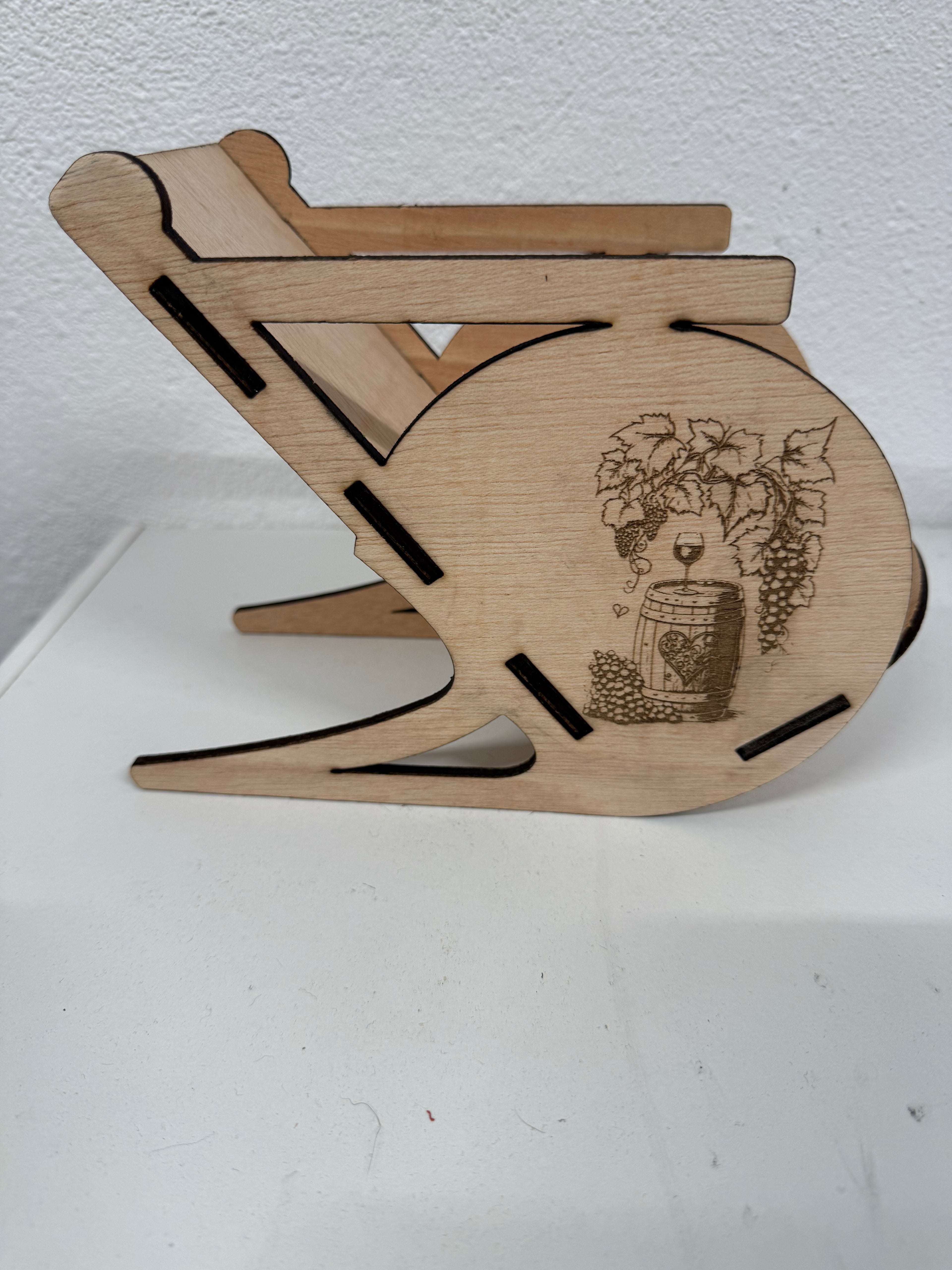 Suporte para Garrafa de Vinho em Cadeira — corte e Personalização a Laser