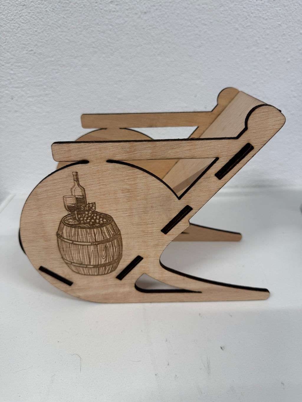 Suporte para Garrafa de Vinho em Cadeira — corte e Personalização a Laser